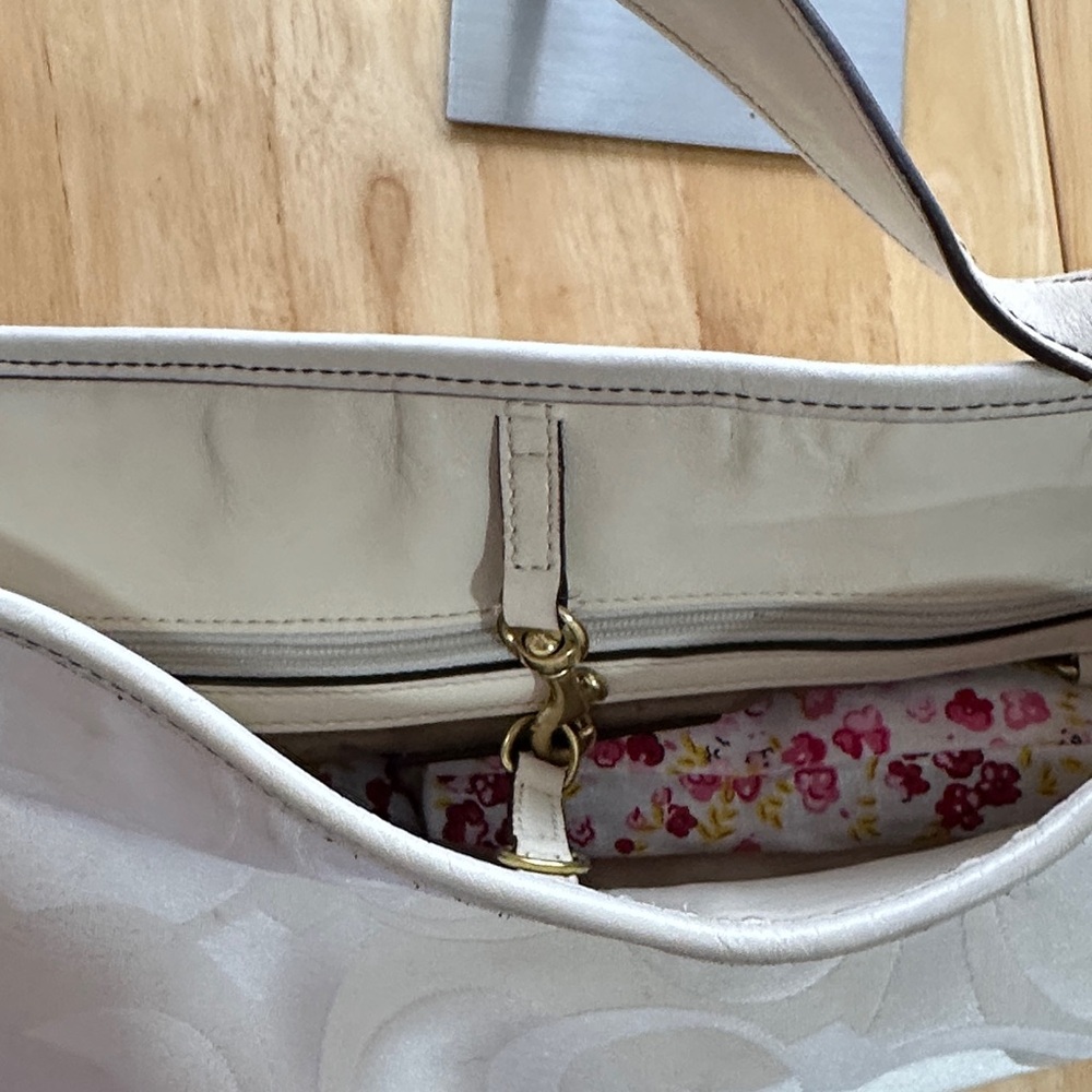 Coach 2006 Cream Designer Hobo Bag Like New - Picture 11 of 14